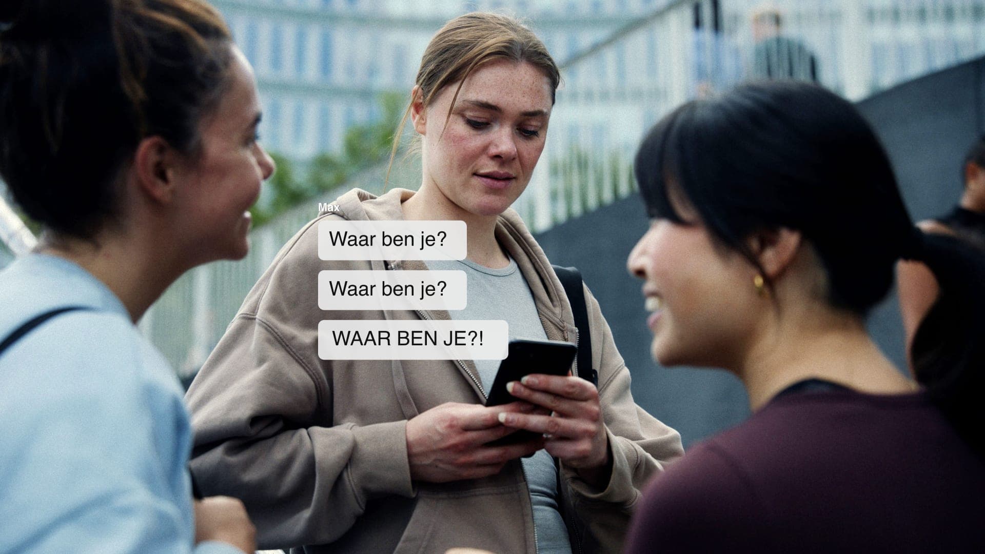 Een vrouw kijkt naar haar telefoon, met berichten van Max: “Waar ben je? Waar ben je? WAAR BEN JE?!”